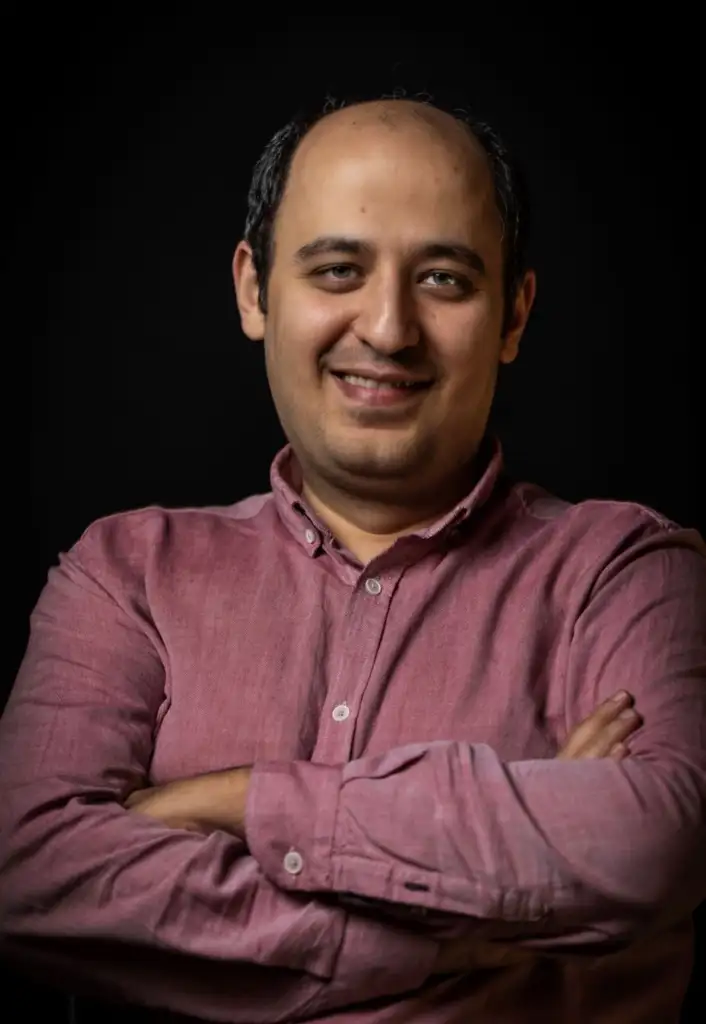 Farhad Kianvash Standing WebQuality
